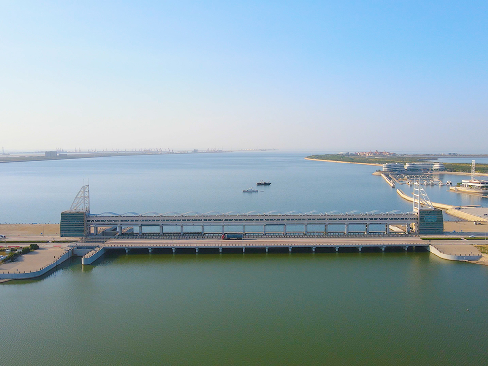濰坊白浪河防潮閘：建于入?？诜凵迟|海岸潮下帶，與船閘共用邊墩，